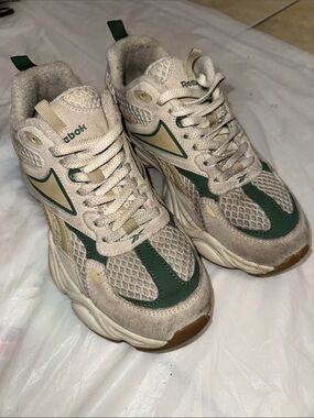 Reebok Women's Beige and Green Chunky Running Sneakers